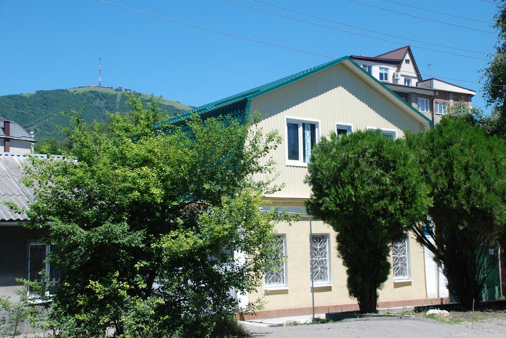 Hostel Svoi Pjatigorsk Exteriör bild